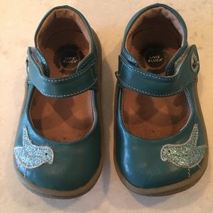 PIOS!!! Adorable teal toddler shoes 🎀